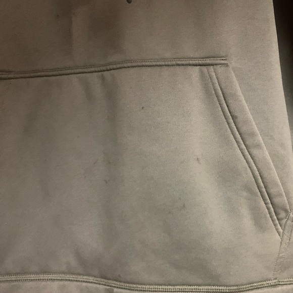 Men’s hoodie, a couple of spots on front pocket - Picture 4 of 4